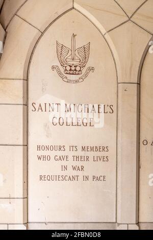 Saint Michael's College de l'Université de Toronto (U of T). Détail architectural d'une zone en hommage à ceux qui sont tombés dans la guerre. Banque D'Images