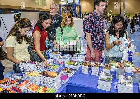 Miami Florida, centre des congrès de Coconut Grove, Miami Herald Travel Expo guides afficher vente femmes hispaniques, shopping, Banque D'Images