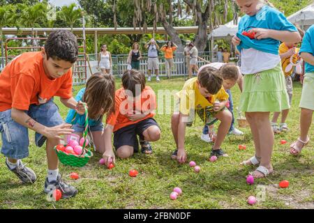 Miami Florida,Parrot Jungle Island Easter Egg Hunt,Easter Seals charité hispanique garçons filles panier collecte collecte oeufs en plastique, Banque D'Images