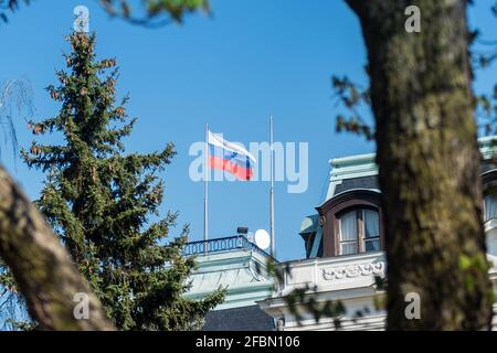 Prague - 23 avril : Ambassade de la Fédération de Russie à Dejvice le 23 avril 2021 à Prague, République tchèque. Le drapeau national de la Fédération de Russie flyin Banque D'Images