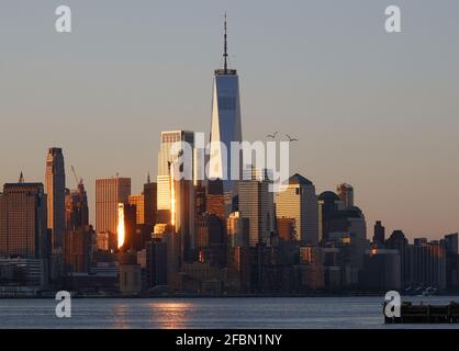 Hoboken, États-Unis. 23 avril 2021. Le soleil se lève sur One World Trade Center et le Manhattan Skyline à New York le vendredi 23 avril 2021. Photo de John Angelillo/UPI crédit: UPI/Alay Live News Banque D'Images