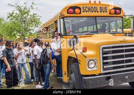 Miami Florida, Metrozoo Metro Zoo Drug Free Youth in Town, adolescents adolescents adolescents étudiants adolescents, voyage sur le terrain hispanique garçons filles embarquement école bus Banque D'Images