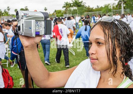 Miami Florida, Metrozoo Metro Zoo Drug Free Youth in Town, adolescents adolescents adolescents adolescents adolescents classe étudiante adolescent voyage sur le terrain hispanique fille femelle utilisant des vid Banque D'Images