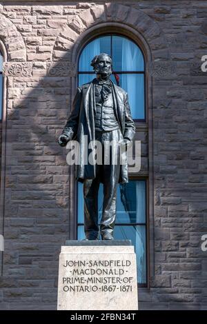 Sculpture ou statue de John Sandfield Macdonald dans le parc Queen's près de l'édifice de l'Assemblée législative de la province d'Ontario, Canada Banque D'Images