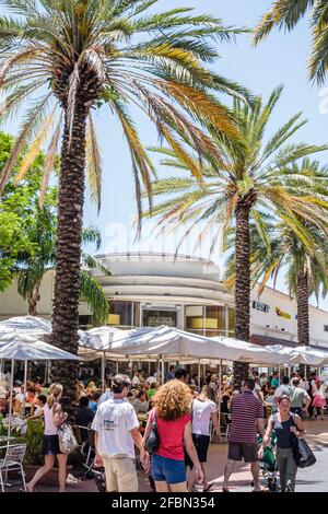 Miami Beach Florida, centre commercial piétonnier de Lincoln Road, terrasse extérieure, tables, restaurants, magasins parapluies palmiers, Banque D'Images