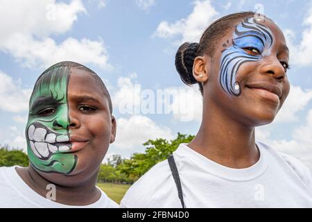 Miami Florida,Tropical Park Drug Free Youth in Town DFYIT,Teen étudiant anti addiction Group pique-nique,Black Teen adolescent fille garçon amis sourire visage pa Banque D'Images