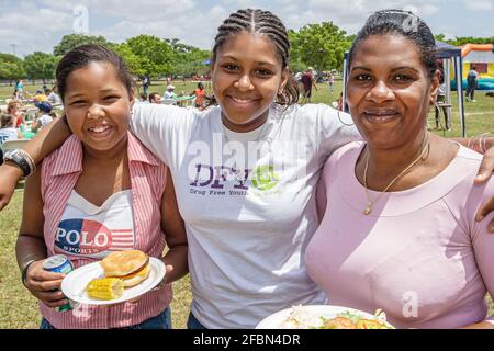 Miami Florida,Tropical Park Drug Free Youth in Town DFYIT,Teen étudiant anti addiction Group pique-nique,Black teen fille mère sœur embrassant, Banque D'Images