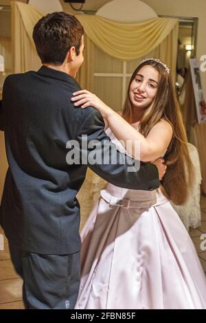 Miami Florida,Hialeah Quinceanera,Quince Anos,hispanique adolescent fille arrivant de l'âge 15th quinzième, anniversaire tradition danse, Banque D'Images