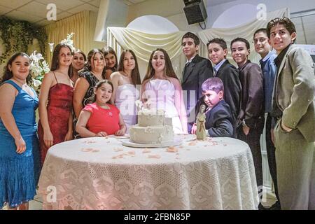 Miami Florida,Hialeah Quinceanera,Quince Anos,hispanique adolescent jeune fille venant de l'âge 15th quinzième, anniversaire tradition gâteau adolescents garçons, Banque D'Images