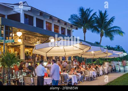 Miami Beach Florida, South Pointe Park Smith & Wollensky restaurant, terrasse extérieure trottoir extérieur tables parasols soir, soir, Banque D'Images