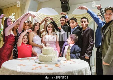 Miami Florida,Hialeah Quinceanera,Quince Anos,hispanique adolescent jeune fille venant de l'âge 15th quinzième, anniversaire tradition gâteau adolescents garçons, Banque D'Images