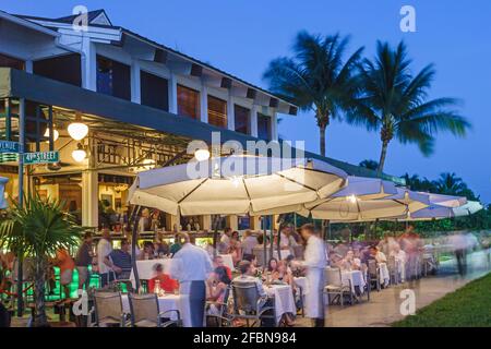 Miami Beach Florida, South Pointe Park Smith & Wollensky restaurant, terrasse extérieure trottoir extérieur tables parasols soir, soir, Banque D'Images