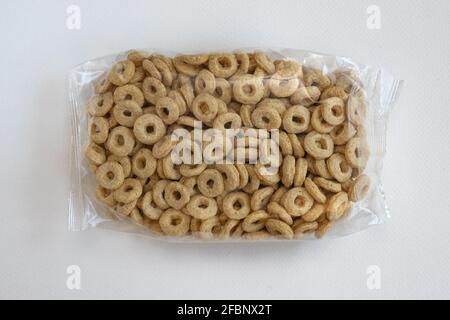 délicieux cheerios céréales d'avoine dans le paquet, céréales cheerios sur fond blanc, délicieux et utile petit déjeuner, sac avec des anneaux céréales de petit déjeuner Banque D'Images