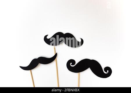 stand de photo props moustaches noires sur fond blanc, joyeux jour de père Banque D'Images
