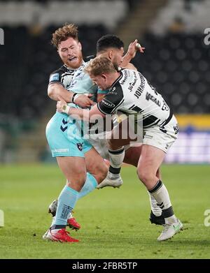 Scott Taylor et Jordan Johnstone du FC Hull s'attaquent au Kelepi Tanginoa de Wakefield Trinity lors du match de la Super League de Betfred au KCOM Stadium, à Hull. Date de la photo: Vendredi 23 avril 2021. Banque D'Images