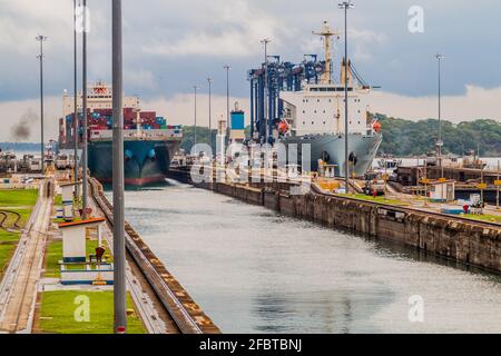 GATUN, PANAMA - 29 MAI 2016 : des navires cargo passent par les écluses de Gatun, qui font partie du canal de Panama. Banque D'Images