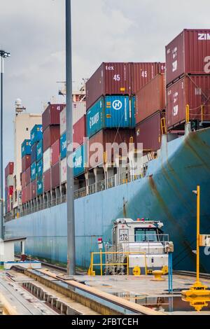 GATUN, PANAMA - 29 MAI 2016 : un navire à conteneurs passe par les écluses de Gatun, une partie du canal de Panama. Banque D'Images