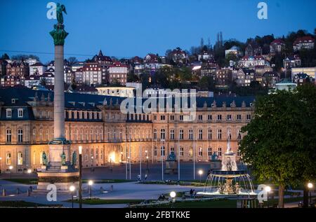 Stuttgart, Allemagne. 23 avril 2021. Peu avant le début du couvre-feu se passe très peu sur la Schlossplatz. De nuit à samedi, le nouveau frein d'urgence Corona du gouvernement fédéral prend effet pour la première fois à partir de 0 heures. Credit: Christoph Schmidt/dpa/Alay Live News Banque D'Images