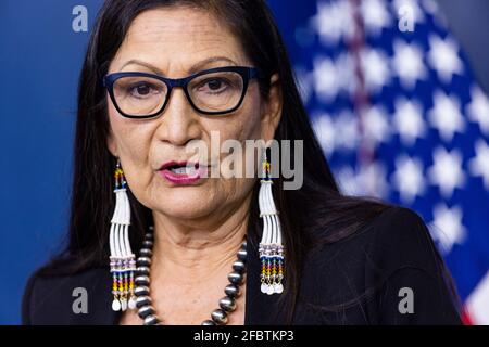 Washington, DC, États-Unis. 23 avril 2021. Debra Haaland, Secrétaire de l'intérieur des États-Unis, présente les membres des médias dans la salle de presse de la Maison Blanche à Washington, DC, USA, le 23 avril 2021. Haaland a parlé des objectifs d'émission du président Biden, ainsi que de la création d'une commission pour réduire la violence contre les femmes amérindiennes.Credit: Jim LoScalzo/Pool via CNP | usage dans le monde crédit: dpa/Alay Live News Banque D'Images