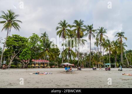 MANUEL ANTONIO, COSTA RICA - 13 MAI 2016 : personnes sur une plage dans le village de Manuel Antonio, Costa Rica Banque D'Images