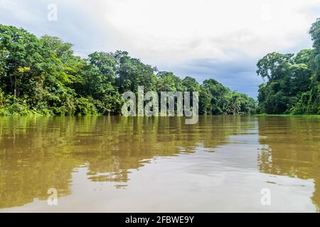 Rivière dans le parc national de Tortuguero, Costa Rica Banque D'Images