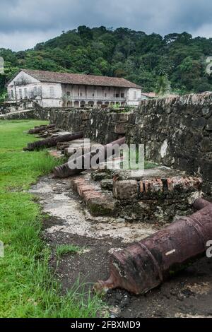 Canons à la forteresse de Fuerte San Jeronimo et la maison de douane de Real Aduana dans le village de Portobelo, Panama Banque D'Images