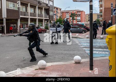 Madrid, Espagne. 23 avril 2021. La police anti-émeute s'est affronte avec des manifestants lors d'un rassemblement de la partie VOX de l'aile droite dans le quartier de Parla à Madrid. Le parti VOX présente sa candidature pour les prochaines élections régionales de Madrid qui auront lieu le 4 mai 2021. Credit: Marcos del Mazo/Alay Live News Banque D'Images