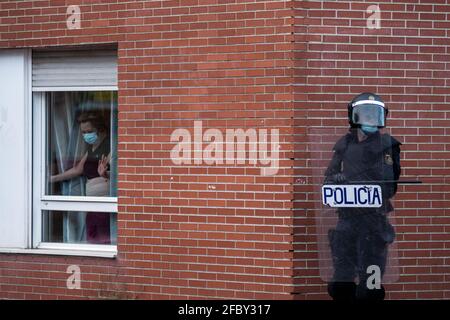 Madrid, Espagne. 23 avril 2021. La police anti-émeute tient position lors d'un rassemblement de la partie VOX de l'aile extrême droite dans le quartier de Parla à Madrid. Le parti VOX présente sa candidature pour les prochaines élections régionales de Madrid qui auront lieu le 4 mai 2021. Credit: Marcos del Mazo/Alay Live News Banque D'Images