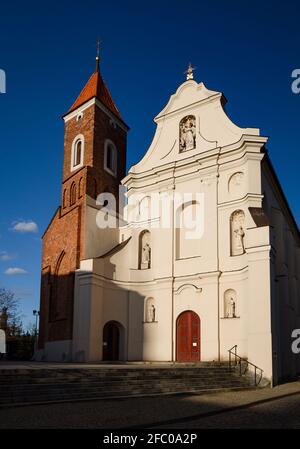 Église franciscaine de Gniezno, Pologne. Architecture baroque dans la vieille ville. Banque D'Images