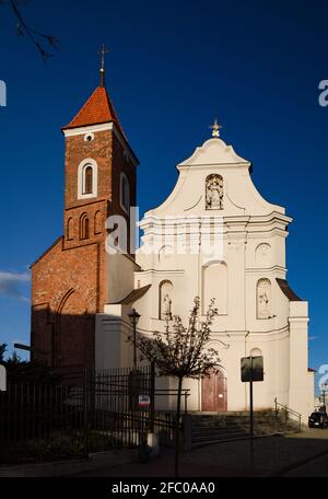 Église franciscaine de Gniezno, Pologne. Architecture baroque dans la vieille ville. Banque D'Images