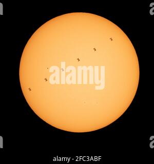 Cette image composite faite à partir de six cadres montre la Station spatiale internationale, avec une équipe de sept à bord, est vue en silhouette alors qu'elle transite le soleil à environ cinq miles par seconde, vendredi 23 avril 2021, comme vu de Nottingham, Maryland. Les astronautes de la NASA, Shannon Walker, Mike Hopkins, Victor Glover, Mark Vande Hei; Roscosmos cosmonautes Oleg Novitskiy, Pyotr Dubrov; et l'astronaute de l'Agence japonaise d'exploration aérospatiale (JAXA), Soichi Noguchi. Demain, les membres de l'équipage de mission de l'équipage seront les astronautes de la NASA Shane Kimbrough et Megan McArthur, JAXA astro Banque D'Images