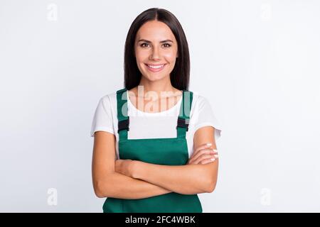 Photo d'une dame confiante, entre les mains, qui se croise, qui se fait sourire et qui s'use de arrière-plan isolé de couleur blanche Banque D'Images