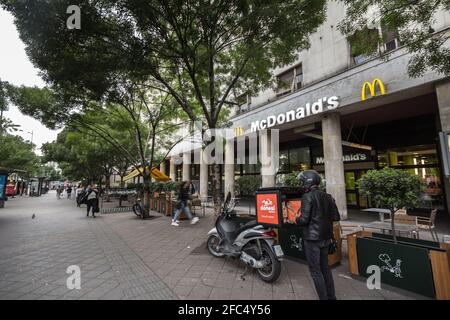 BELGRADE, SERBIE - 30 MAI 2020 : logo Donesi Dostava sur un scooter sur un livreur à Belgrade devant la restauration rapide de Mc Donald. Partie de Foodpanda, Banque D'Images