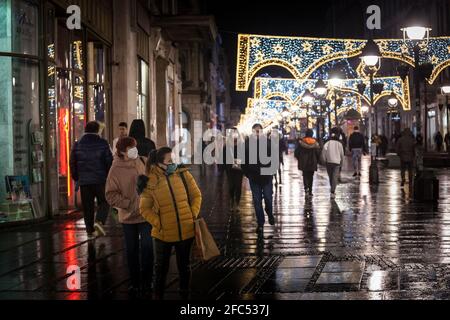 BELGRADE, SERBIE - 21 JUILLET 2020: Flou sélectif sur deux femmes, une jeune fille et une vieille femme, marchant la nuit en portant un masque respiratoire protecteur eQU Banque D'Images