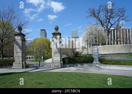 Toronto, Canada - le 23 avril 2021 : l'édifice de l'école de droit de l'Université de Toronto, à côté de la promenade du philosophe. Banque D'Images