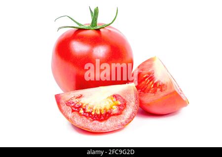 Tranches de tomates fraîches isolées sur fond blanc. Banque D'Images