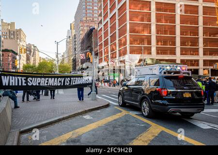 ÉTATS-UNIS. 23 avril 2021. Les membres du groupe d'activistes se sont rassemblés à la 96e rue et à Broadway à Manhattan le 23 avril 2021 pour poursuivre leur vigile hebdomadaire « dites leurs noms ». Les participants ont lu la liste sans cesse croissante des personnes décédées ces dernières années aux mains des policiers de tout le pays, fermant la vigile par un moment de silence de 9 minutes et 26 secondes en l'honneur de George Floyd. (Photo par Erik McGregor/Sipa USA) crédit: SIPA USA/Alay Live News Banque D'Images