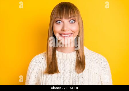 Portrait de la dame impressionnée faire les grands yeux regarder l'appareil photo en dents de la tête souriez porter un pull-over isolé sur fond jaune Banque D'Images