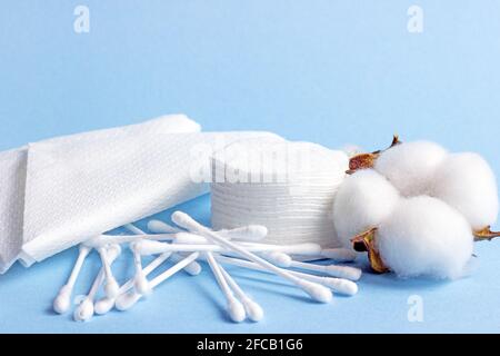 Tampons et bâtons en coton doux blanc pour l'hygiène et la santé sur fond bleu clair. Banque D'Images