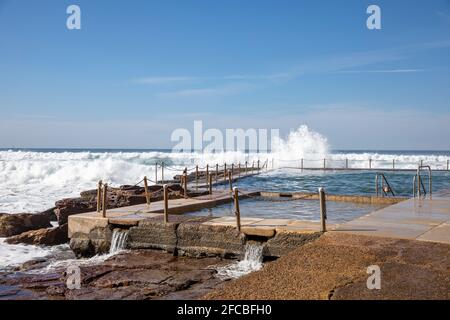 Avalon Beach Ocean rockpool le jour d'automne ensoleillé, vagues éclaboussant, contre la piscine, Avalon Beach, Sydney, Australie Banque D'Images