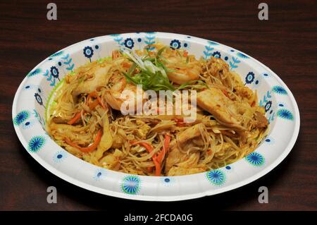 Plat chinois authentique et traditionnel connu sous le nom de crevettes et de poulet nouilles de riz frites Banque D'Images