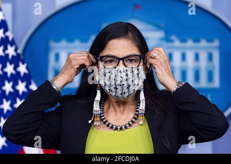 Debra Haaland, Secrétaire de l'intérieur des États-Unis, présente les membres des médias dans la salle de presse de la Maison Blanche à Washington, DC, USA, le 23 avril 2021. Haaland a parlé des objectifs d'émission du président Biden, ainsi que de la création d'une commission pour réduire la violence contre les femmes amérindiennes.Credit: Jim LoScalzo/Pool via CNP /MediaPunch Banque D'Images