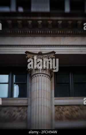 Lensbaby photographie de la colonne Corinthienne sur le bâtiment de la ville Banque D'Images