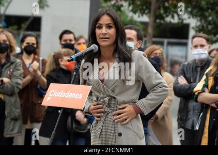 Madrid, Espagne. 23 avril 2021. Begona Villacis intervient dans un acte électoral sur la Plaza de Lavapies. C'est l'un des actes qui est mené par Ciudadanos (parti politique) à l'occasion de la campagne pour les élections électorales de mai 4 à l'Assemblée de Madrid. (Photo par Oscar Fuentes/SOPA Images/Sipa USA) crédit: SIPA USA/Alay Live News Banque D'Images