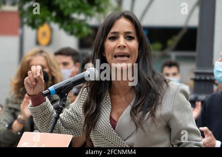 Madrid, Espagne. 23 avril 2021. Begona Villacis intervient dans un acte électoral sur la Plaza de Lavapies. C'est l'un des actes qui est mené par Ciudadanos (parti politique) à l'occasion de la campagne pour les élections électorales de mai 4 à l'Assemblée de Madrid. (Photo par Oscar Fuentes/SOPA Images/Sipa USA) crédit: SIPA USA/Alay Live News Banque D'Images