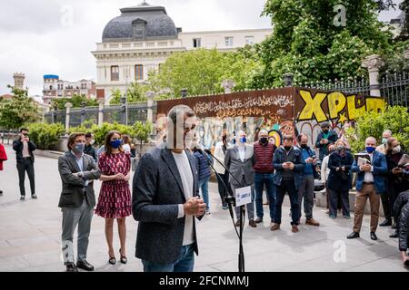 Madrid, Espagne. 23 avril 2021. Toni Canto parle pendant la foire du livre de la colline de Moyano qui est dans le cadre de la Journée internationale du livre 2021.le parti politique espagnol, Partido Popular (Parti populaire) avec le président du parti, Pablo Casado, a visité la foire du livre à Cuesta de Moyano, Madrid. (Photo de Diego Radames/SOPA Images/Sipa USA) crédit: SIPA USA/Alay Live News Banque D'Images