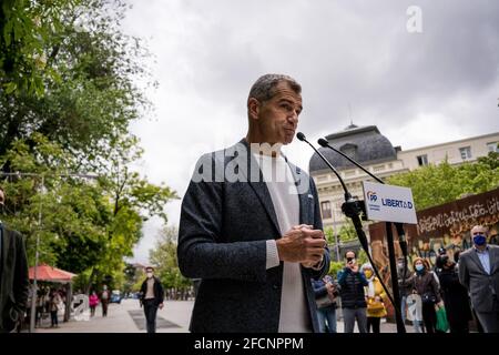 Madrid, Espagne. 23 avril 2021. Toni Canto parle pendant la foire du livre de la colline de Moyano qui est dans le cadre de la Journée internationale du livre 2021.le parti politique espagnol, Partido Popular (Parti populaire) avec le président du parti, Pablo Casado, a visité la foire du livre à Cuesta de Moyano, Madrid. (Photo de Diego Radames/SOPA Images/Sipa USA) crédit: SIPA USA/Alay Live News Banque D'Images