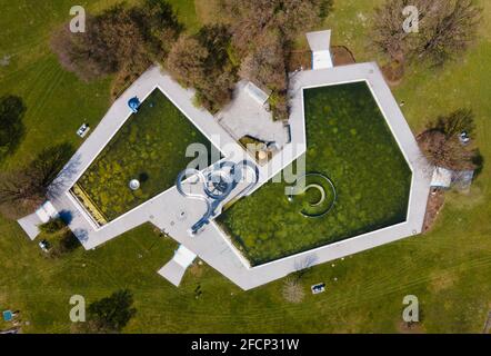 Munich, Allemagne. 21 avril 2021. Deux piscines pas encore nettoyées sont visibles dans le Westbad. (Vue aérienne avec un drone) le début de la saison de la piscine extérieure cette année n'est pas encore fixé en raison de corona. Le début de la saison de la piscine extérieure cette année n'a pas encore été déterminé en raison de corona. Normalement, la plupart des piscines sont ouvertes le 1er mai. Actuellement, les villes et les municipalités mettent leurs piscines extérieures en état de fonctionnement. Les travaux de rénovation nécessaires ont été achevés en hiver. Credit: Sven Hoppe/dpa/Alay Live News Banque D'Images