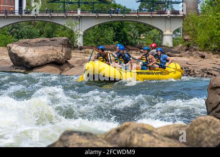 Rafting en eau vive sur la rivière Chattahoochee qui passe entre le centre-ville de Columbus, en Géorgie, et Phénix City, en Alabama. (ÉTATS-UNIS) Banque D'Images