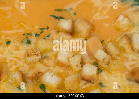 soupe de potiron avec croûtons et fromage râpé en gros plan Banque D'Images